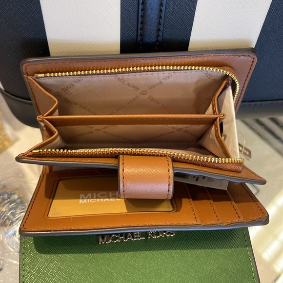 MICHAEL KORS
Jet Set Travel Medium Bifold Zip Signature Logo Wallet 
Brown 
NWT - Picture 11 of 16